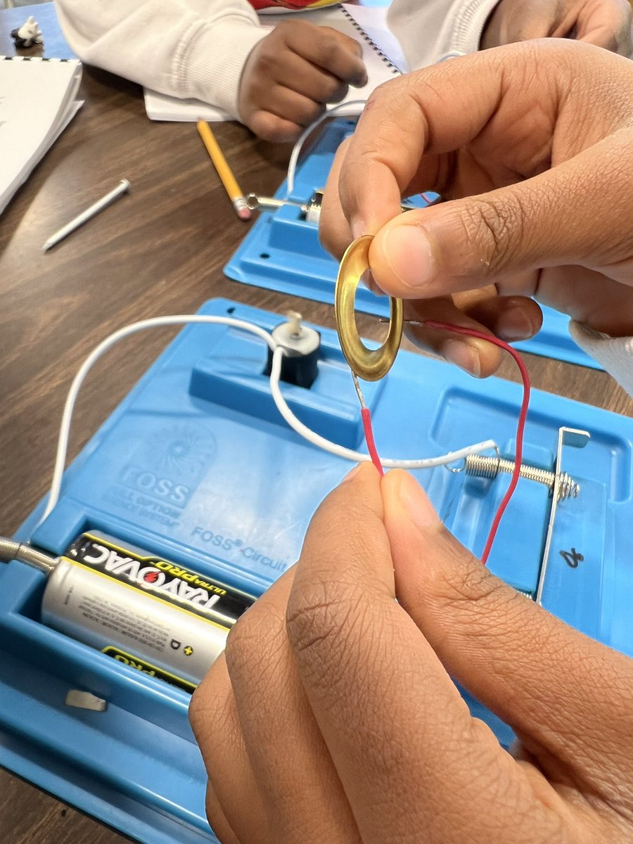 Grecco216's tweet photo. What is needed to make a complete pathway for currents to flow in a circuit? ⚡️🔋 #PantherPride🐾 https://t.co/EYA72WLmAc