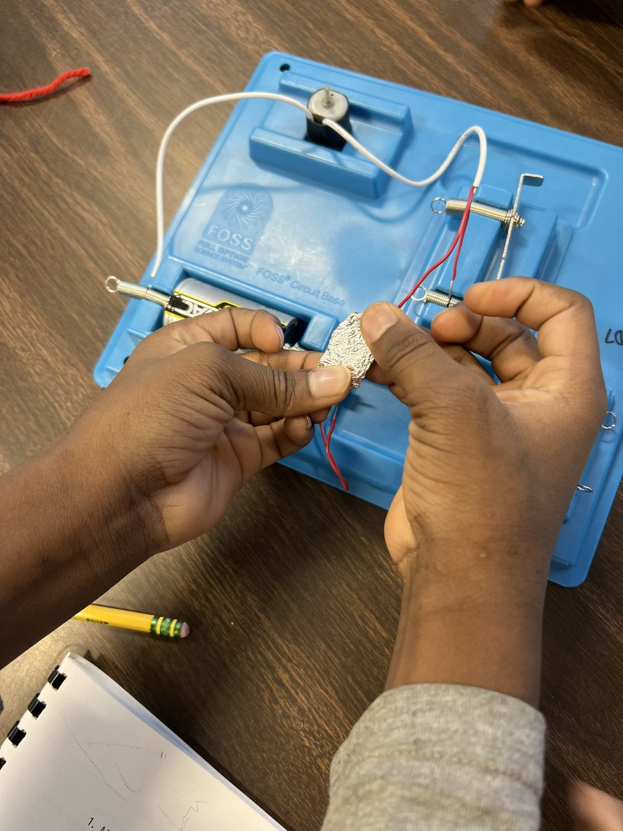 Grecco216's tweet photo. What is needed to make a complete pathway for currents to flow in a circuit? ⚡️🔋 #PantherPride🐾 https://t.co/EYA72WLmAc