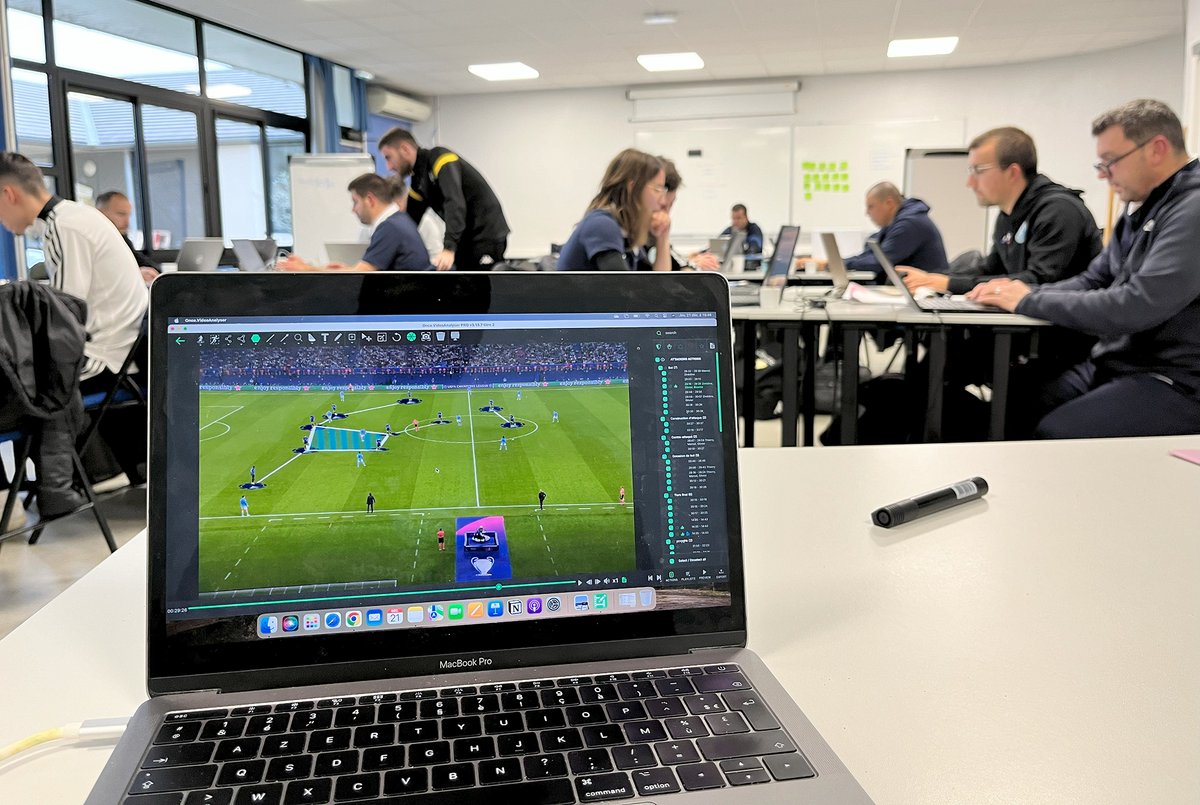 LigueFootLFPL's tweet photo. [FORMATIONS TECHNIQUES]

" 𝐂𝐄𝐑𝐓𝐈𝐅𝐈𝐂𝐀𝐓 𝐑𝐄𝐆𝐈𝐎𝐍𝐀𝐋 𝐃’𝐀𝐍𝐀𝐋𝐘𝐒𝐓𝐄 𝐕𝐈𝐃𝐄𝐎 ", 
 𝕊𝕒𝕚𝕤𝕠𝕟 𝟚 ⚽️🎥🔎

Retour en images sur la nouvelle semaine de formation fin décembre pour nos stagiaires avec l'utilisation du logiciel @11OnceSport 

#crav #analysevideo https://t.co/NWUhX0C2fI