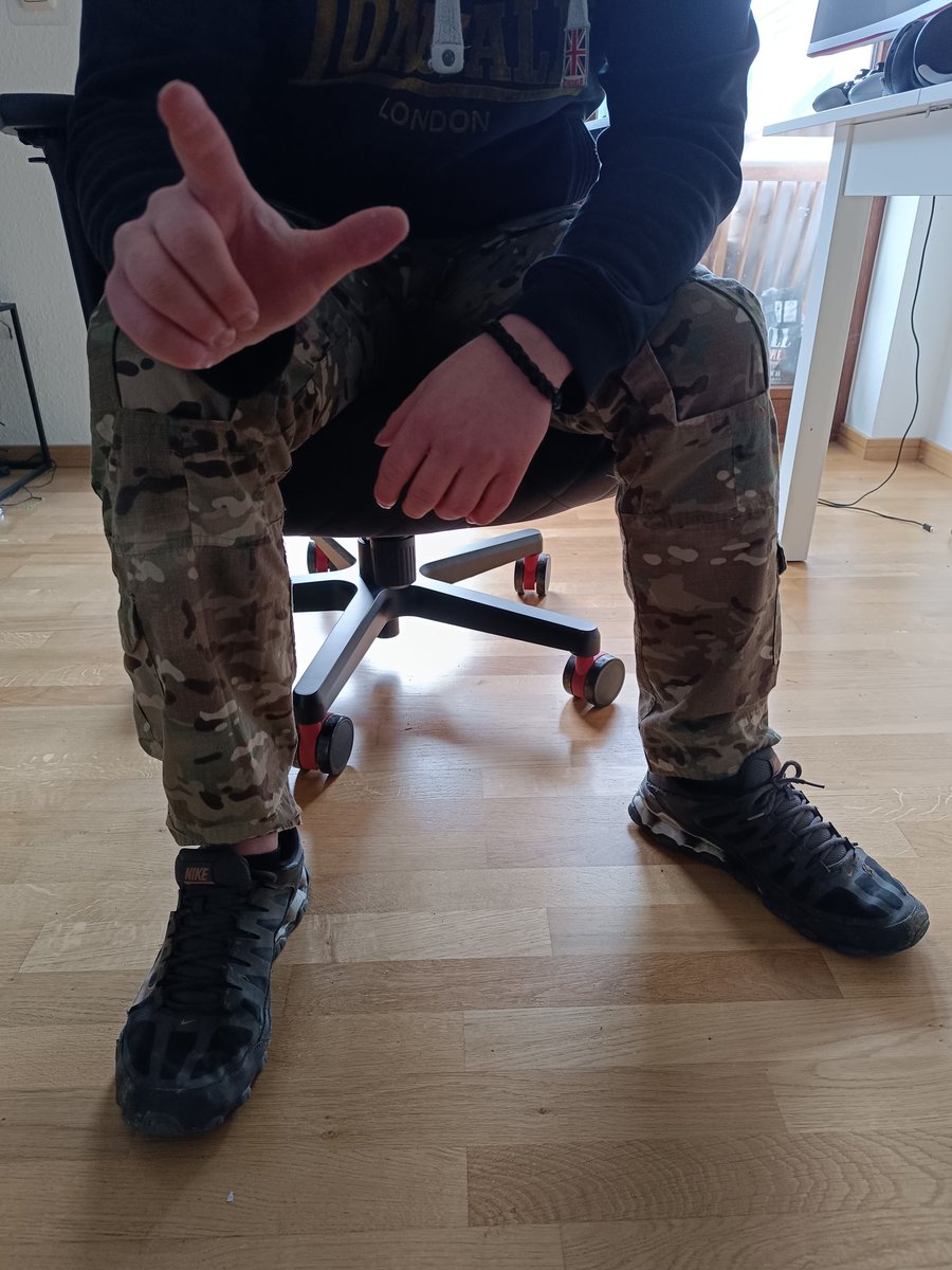 GERCashmaster's tweet photo. Euer neuer Lieblings Master ist jetzt hier und ich weiß eure Minis zucken beim Anblick meiner Schuhe. 

#findom #master #alpha #finsub  #zahlschwanz #paypig https://t.co/XokiOI52zE
