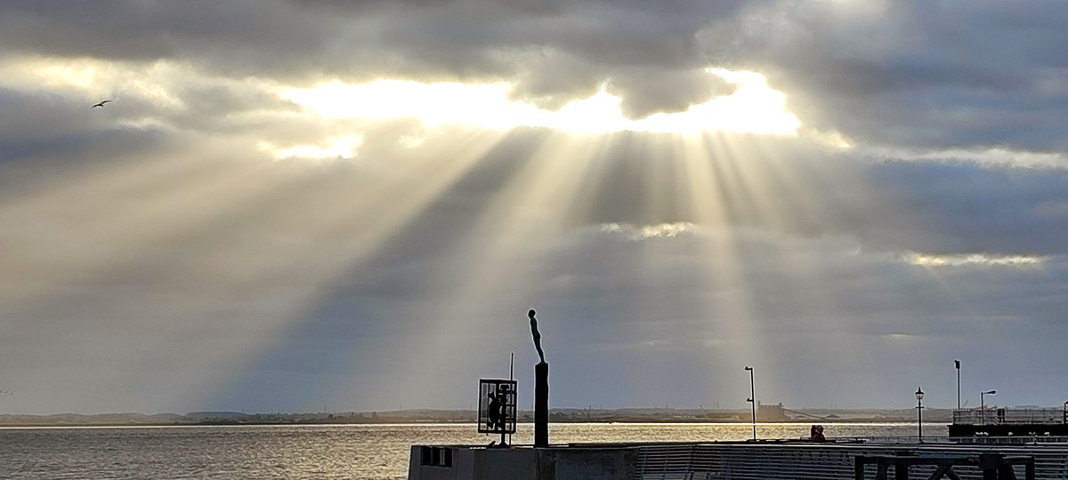 'Sunlight on Voyage.' Right place, right time - couldn't resist taking this photo this afternoon! #Humber #LoveHull