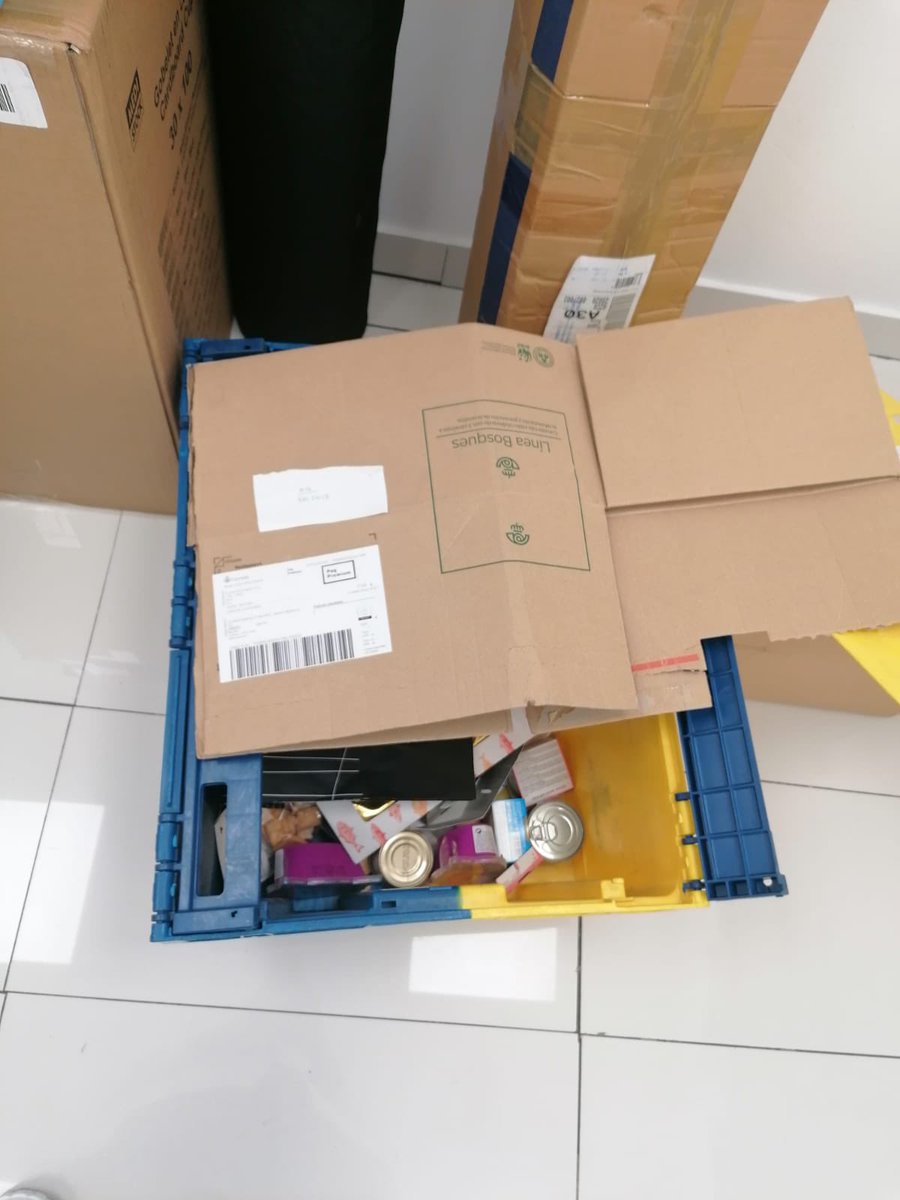 Audrydecadiz's tweet photo. @Correos así llega un paquete , tarde y destrozado!!! Como se puede confiar ??? https://t.co/XZHYLVmVJC