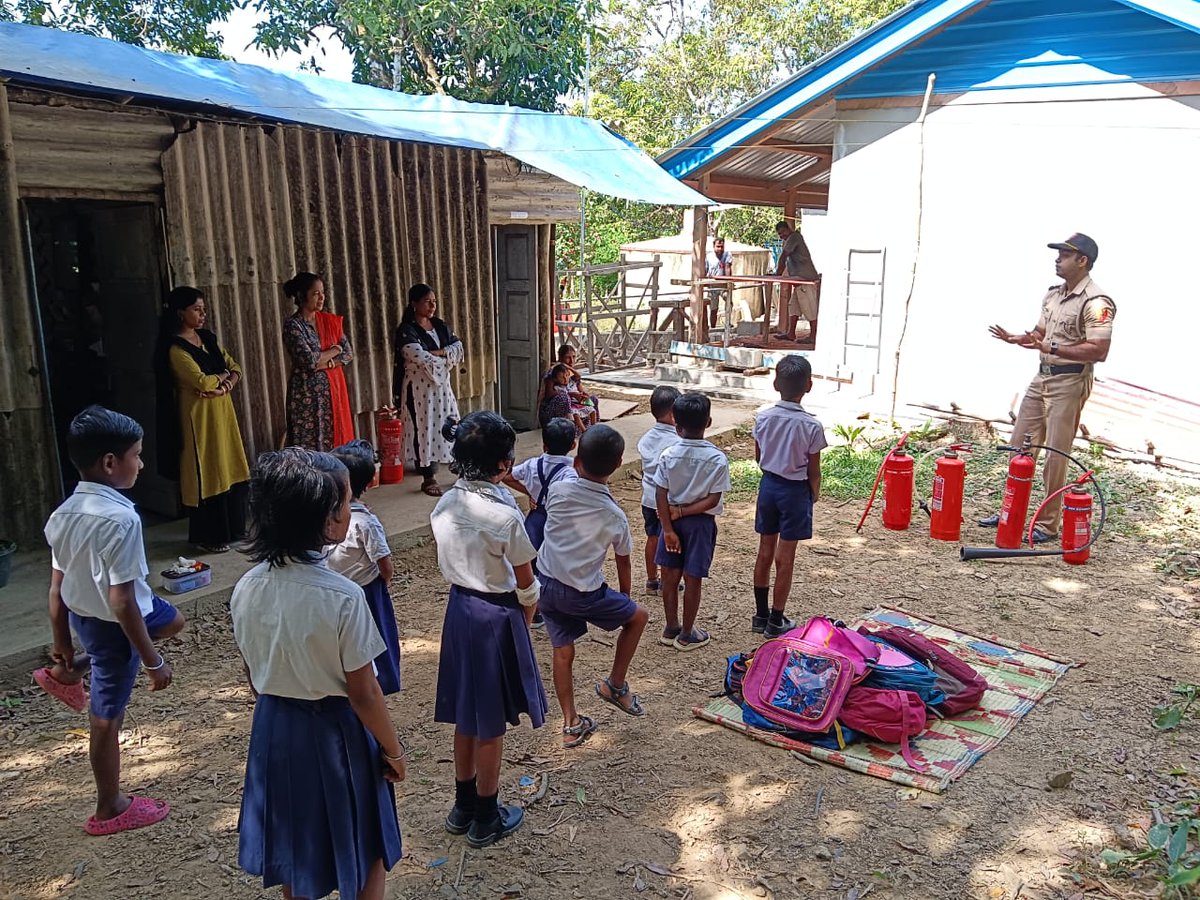 FireService_ANP's tweet photo. On 08.01.2024, Fire Fighters of #FSRangat conducted Fire Fighting Awareness Session & Mock Drill at Govt. Primary School at Khatta Khari and Bharatput.
33 Students and 05 Teachers participated enthusiastically.
Well Done, FS Incharge, Sh. SK Paul https://t.co/FxHUhSkRCG