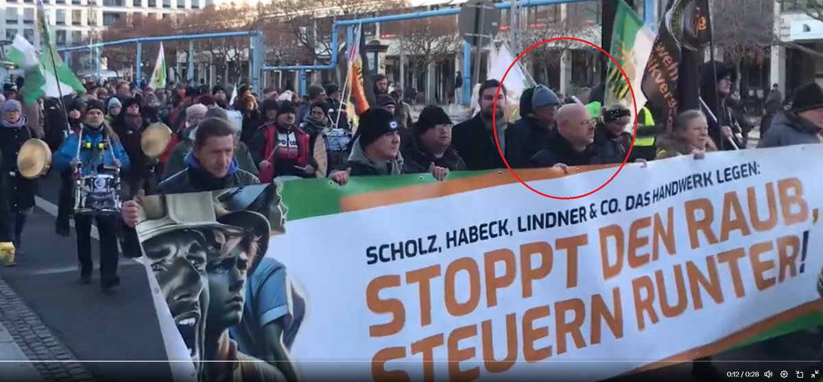 Andreas #Kalbitz, #AfD #Fraktion #Brandenburg, führt die #Demo der Freien #Sachsen in #Dresden an. Wenige Momente später wird eine #Polizeiabsperrung durchbrochen und Kalbitz soll #Pfefferspray abbekommen haben.