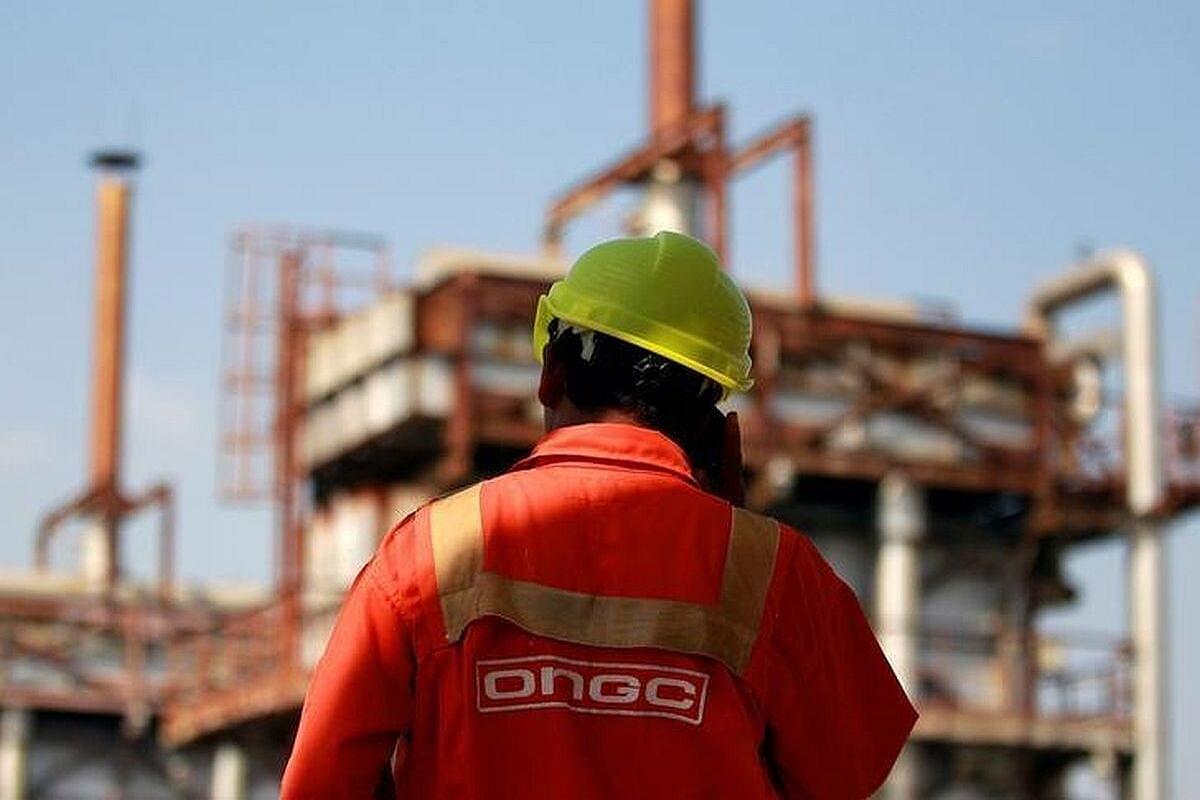 NewsAlgebraIND's tweet photo. BIG BREAKING NEWS - Crude Oil discovered in India, Union Minister Hardeep Puri said that first oil is also extracted 🔥🔥

ONGC announces Crude Oil discovery in Krishna Godavari Basin. 26 wells found ⚡
 
Production is expected to touch 45,000 barrels per day by May or June. The productive site emerges about 30 kilometers from Kakinada's coast, nestled within the Krishna Godavari basin.