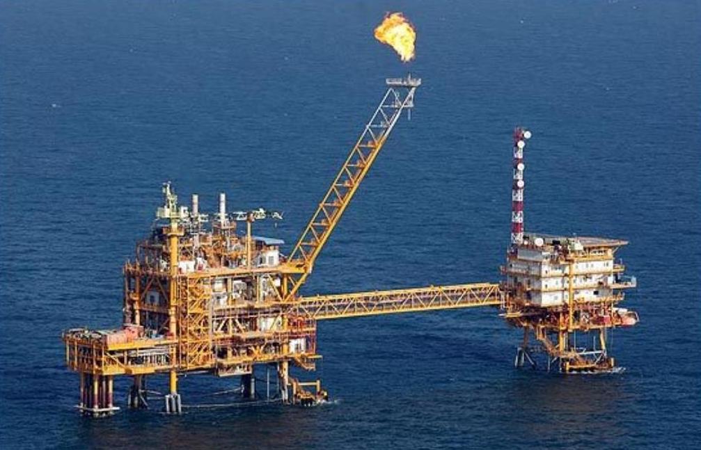 NewsAlgebraIND's tweet photo. BIG BREAKING NEWS - Crude Oil discovered in India, Union Minister Hardeep Puri said that first oil is also extracted 🔥🔥

ONGC announces Crude Oil discovery in Krishna Godavari Basin. 26 wells found ⚡
 
Production is expected to touch 45,000 barrels per day by May or June. The productive site emerges about 30 kilometers from Kakinada's coast, nestled within the Krishna Godavari basin.