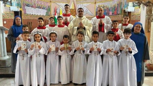 #FotoNotizia
A #Gaza Prima Comunione per otto bambini (nonostante tutto)
osservatoreromano.va/it/news/2024-0…