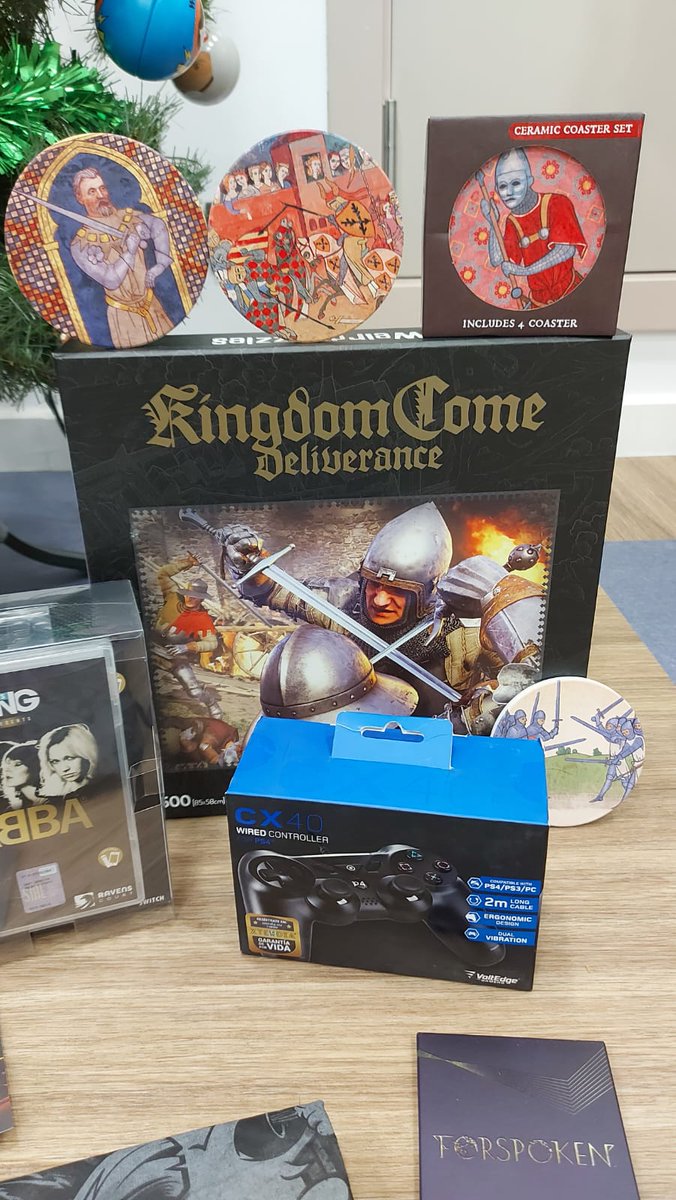 PLAION_ES's tweet photo. Aquí tenéis fotos en detalle de qué incluye el #LostLoot. 🐥 
¡Y echad un ojo a IG y Threads porque como hay 3 Reyes Magos, hay 3 concursos! https://t.co/afkJbNhGBh