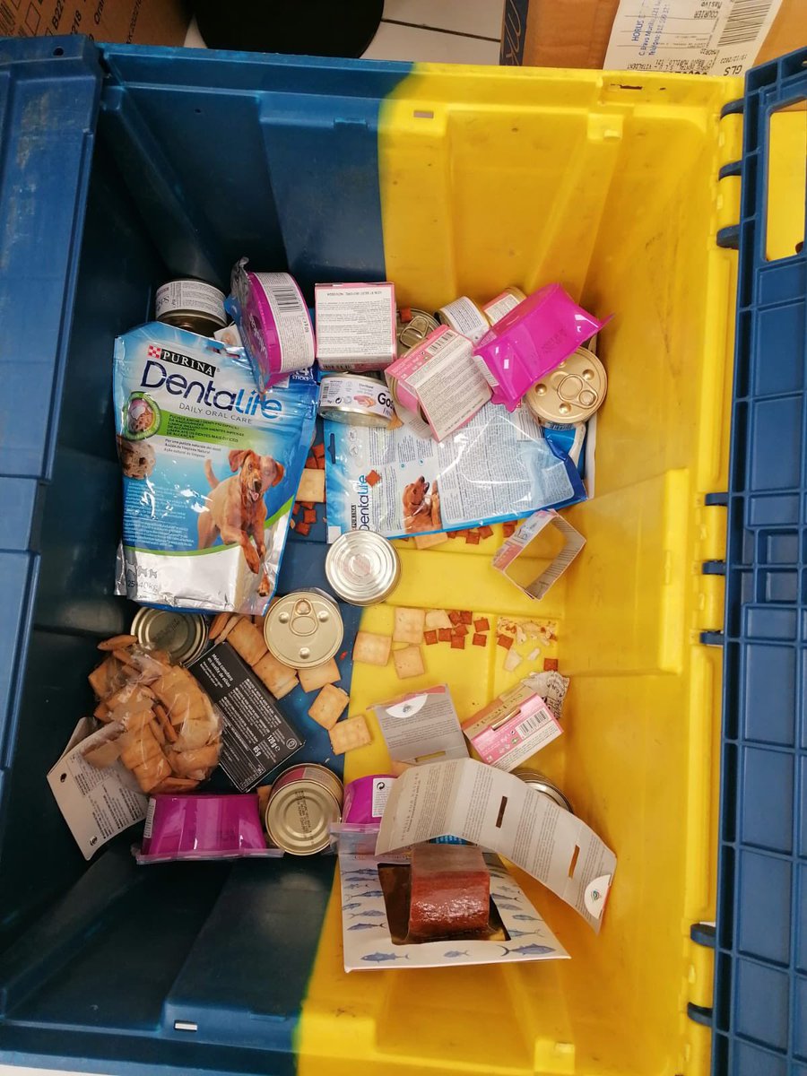 Audrydecadiz's tweet photo. @Correos impresentable !! Los productos abiertos y rotos del interior, como será que han dejado al destinatario su cajón de correos de reparto!!! https://t.co/vmy3jHy0iq