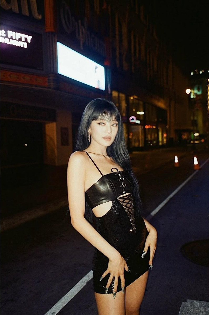 MiinnieKim's tweet photo. Embarking upon the renaissance of my artistic pursuits, I recently rekindled my passion for analog photography, immersing myself in the intricate process of capturing moments through the lens of my vintage camera. Adorned in an exquisite black dress, highlighting my silhouette. https://t.co/slJrWaOsRH