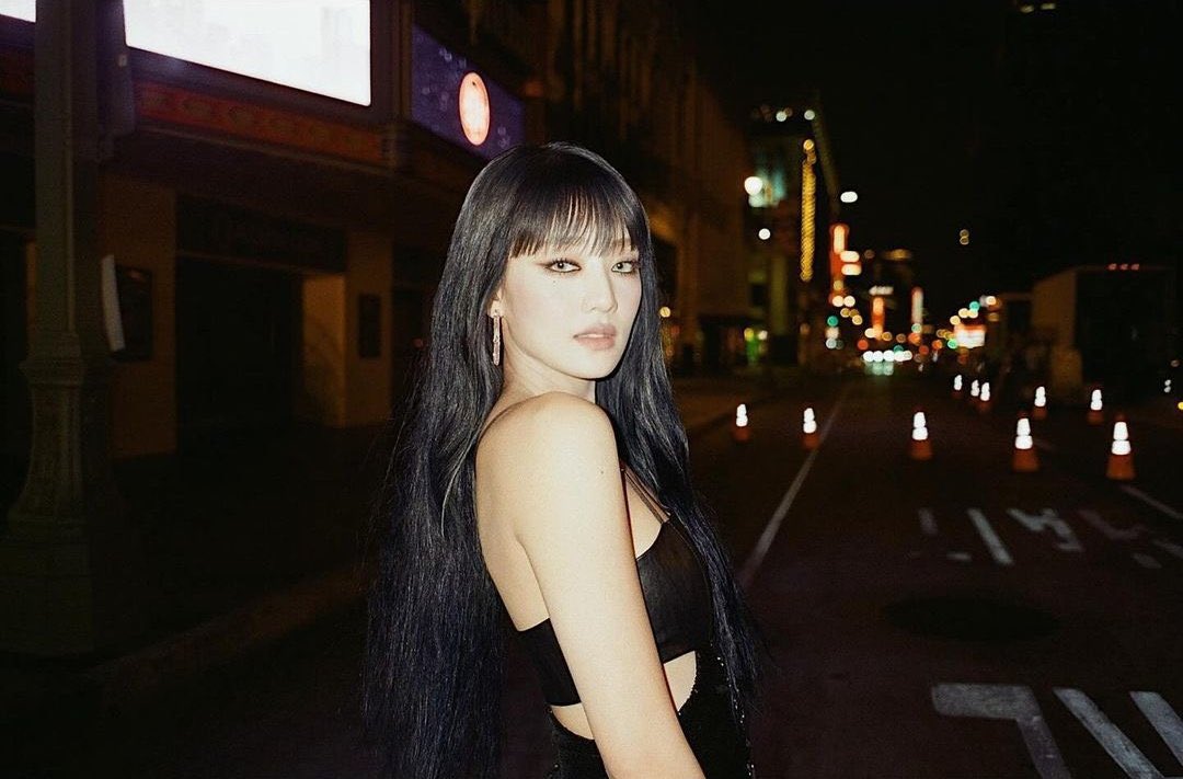 MiinnieKim's tweet photo. The deep, inky hue of black symbolized a confluence of mystery, elegance, and a touch of rebellion, complementing the vintage charm of my analog camera. Confidence enveloped me like a second skin, emboldening my creative spirit. 🖤 https://t.co/GB342SaFVV