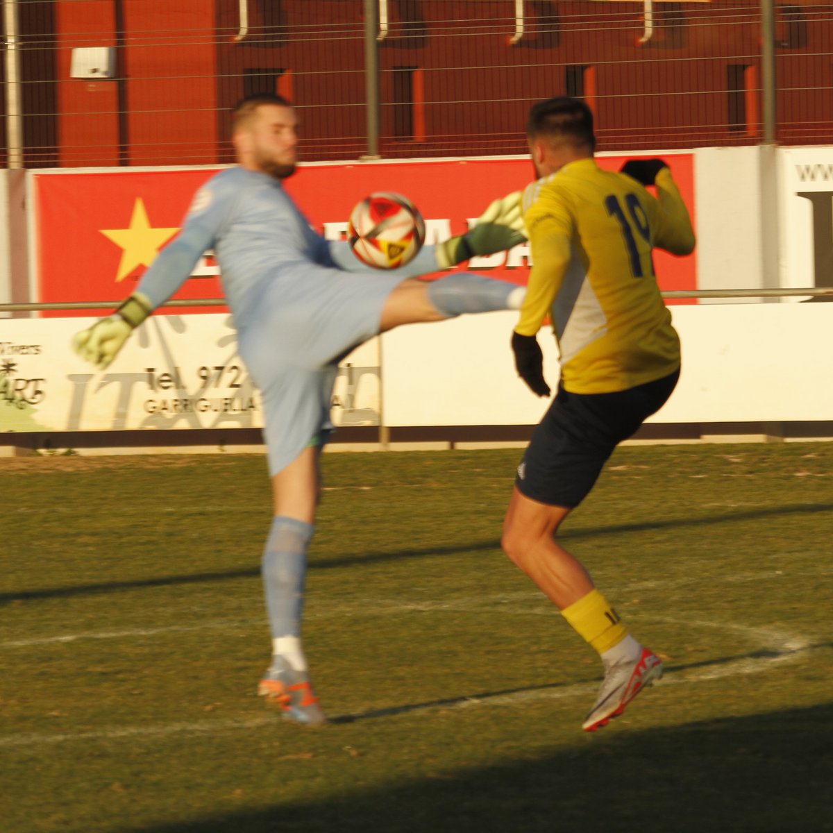 #PrimerEquipUEC | 🟡🔵

⚠️ Polèmica a Peralada!

🫢  NO ES VA ASSENYALAR NI FALTA!!

▶️ L'acció, amb <a href="/kilianvg22/">Kilian Villaverde</a> avançant-se a l'acció del porter Jona, abans de ser derribat per aquest, com a últim home i la porteria buida, NO OFEREIX CAP DUBTE!!

📸 <a href="/xavipiearques/">Xavi</a>