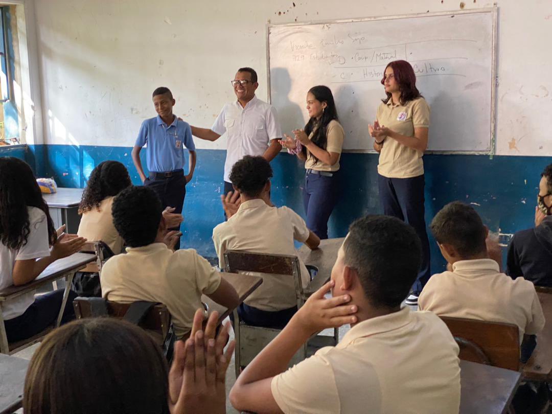Galindez_vzla's tweet photo. Los maestros y maestras de vocación convocamos al aprendizaje para el descubrimiento del sentido de la vida y construcción de la mejor sociedad // Hoy #8Ene compartimos con los estudiantes del Liceo Vicente Emilio Sojo #Guatire 

 #SifontesSeAcercaAlPanteón https://t.co/NS32cjFi9X