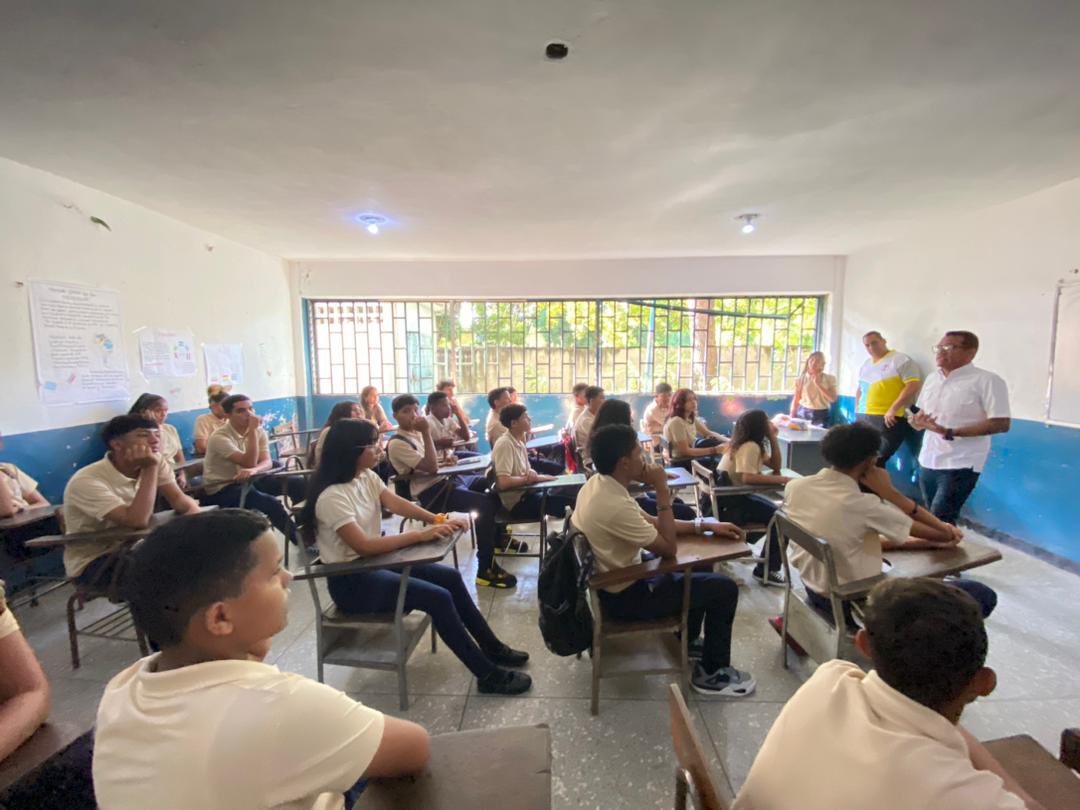 Galindez_vzla's tweet photo. Los maestros y maestras de vocación convocamos al aprendizaje para el descubrimiento del sentido de la vida y construcción de la mejor sociedad // Hoy #8Ene compartimos con los estudiantes del Liceo Vicente Emilio Sojo #Guatire 

 #SifontesSeAcercaAlPanteón https://t.co/NS32cjFi9X