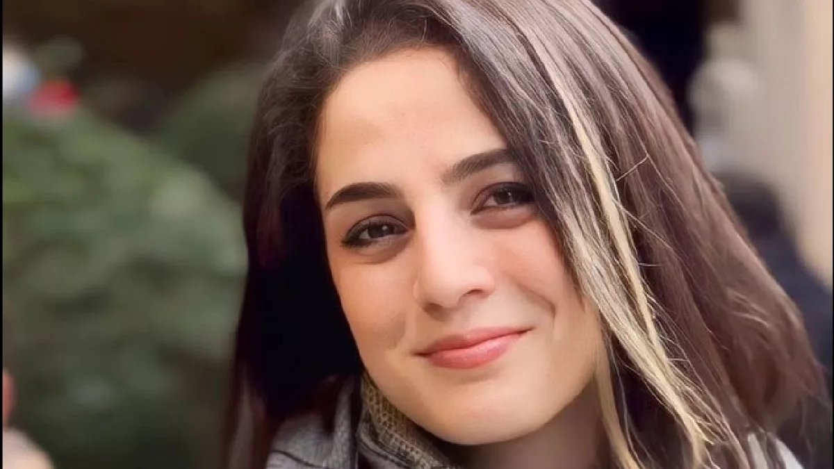 solcugazete's tweet photo. İran'da yaşayan aktivist Roya Heshmati, başını örtmeden çekildiği fotoğraf gerekçe gösterilerek 74 kez kırbaçlandı.

Heshmati, cezanın infaz edileceği mahkemeye inatla açık saçla gitti. Zorla başı kapatıldı. Kadın aktivist, mahkemeden çıkarken da saçını örtmeyi reddederek ülkeyi terk et diyenlere; “Bu ülke hepimizin, hiçbir yere gitmeyeceğiz” dedi.
