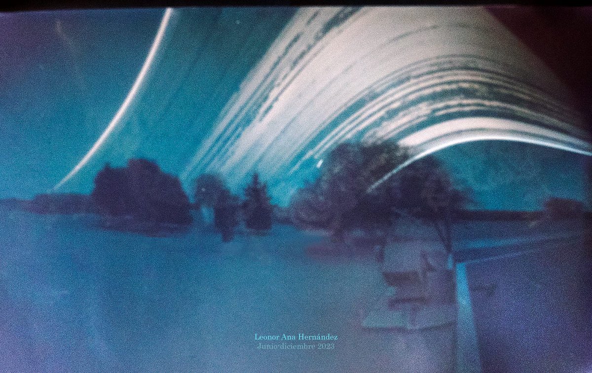 LeoAstronomada's tweet photo. Una aventura fotográfica desde @Astrohita 
Tras 6 meses capturando el cielo podemos ver el camino del sol desde el solsticio de verano hasta el de invierno. Tiempos de sol, tiempos de nubes... 
#solarigrafia #solargraphy #pinhole #pinholephotography #pinholecamera 👇😍 https://t.co/u2EcgnCQSn
