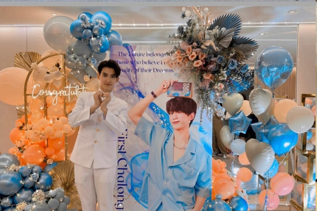 essavidz's tweet image. We keep this love in a photograph
We made these memories for ourselves 📸🧡

#FirstfhGraduationDay 🎓
#First_Chalongrat #รักแรกของเฟริสท์