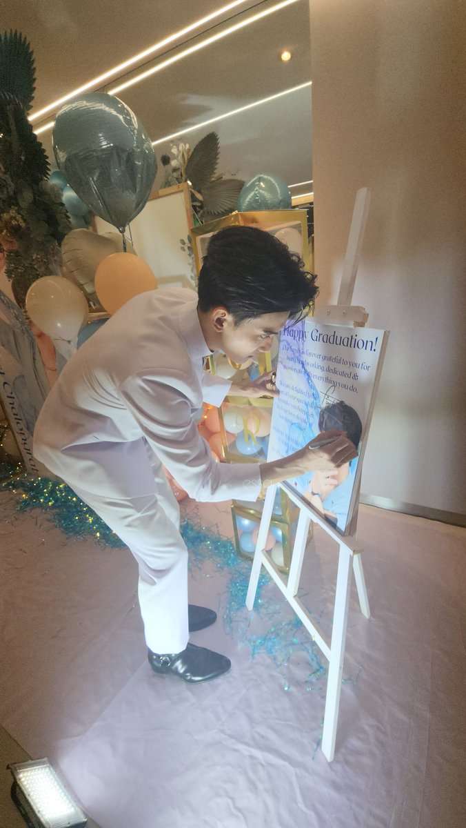 essavidz's tweet image. We keep this love in a photograph
We made these memories for ourselves 📸🧡

#FirstfhGraduationDay 🎓
#First_Chalongrat #รักแรกของเฟริสท์