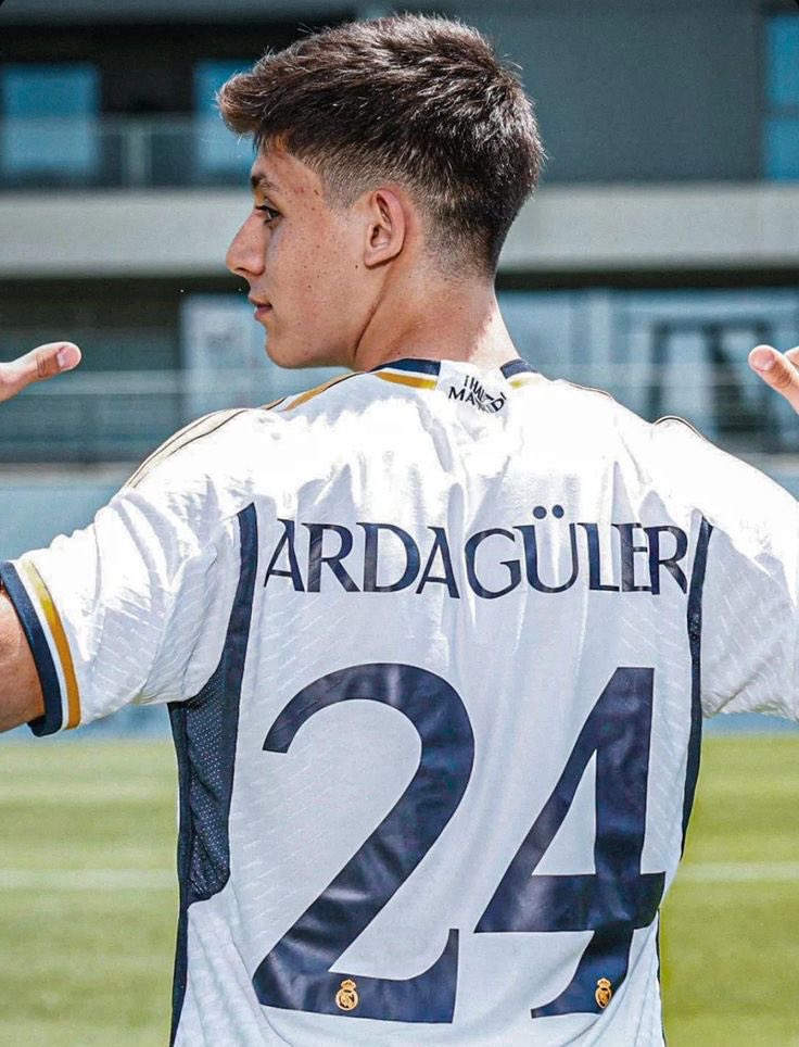 DonShelby_'s tweet image. Esta vez voy a sortear la camiseta de nuestro turquito querido. El ganador podrá escoger la camiseta de Arda Guler que quiera de esta temporada.

- RT este tuit.
- Seguir a @Ctinfo_17 
- Ser seguidor mío.

Doy ganador el miércoles después del Real Madrid - Atleti. ¡¡Suerte!!
