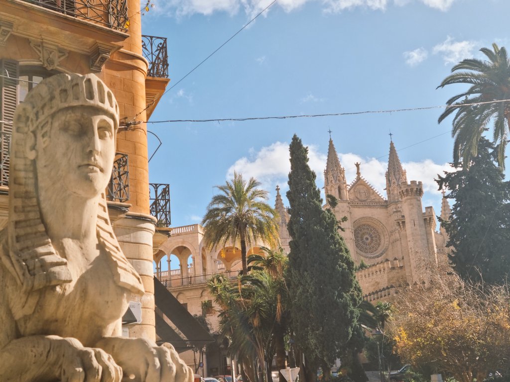 Dünya turumuzun 2.limanı Palma de Mallorca, çok güzel Akdeniz adası limanı.
Uzun yıllar Arap egemenliğinde kalmış.
Deniz, sahil ve yat turizminin önemli merkezi ve milyonlarca turist ağırlıyor.
Katedral ve Almudaina Sarayı ile şehirden görüntüler..