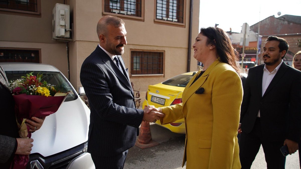 ibabelgin's tweet photo. Dün Edirne için yeni bir yola Bismillah dedik!
Tüm Edirne’mize hizmet etmek için, Cumhur İttifakımızın Belediye Başkan Adayı olarak yola çıktık…

Bu yolda, gönül birliğimiz, güç birliğimiz, dava birliğimiz için tüm güzel niyetlerini ve desteklerini bizden asla esirgememiş ve esirgemeyecek olan çok kıymetli MHP Edirne İl Başkanlığımızı ziyaret ettik.

MHP Edirne İl Başkanı Emre Tokluoğlu, Merkez İlçe Başkanı Oğuzhan Özcan Altınel, İl Kadın Kolları Başkanı Hafife Balkan Delen ve yönetim kurulu üyelerine, ne koşulda olursa olsun, daima gönül birliğimizi önde tutan ve büyük güç veren varlıkları ve nazik ev sahiplikleri için teşekkür ediyorum.