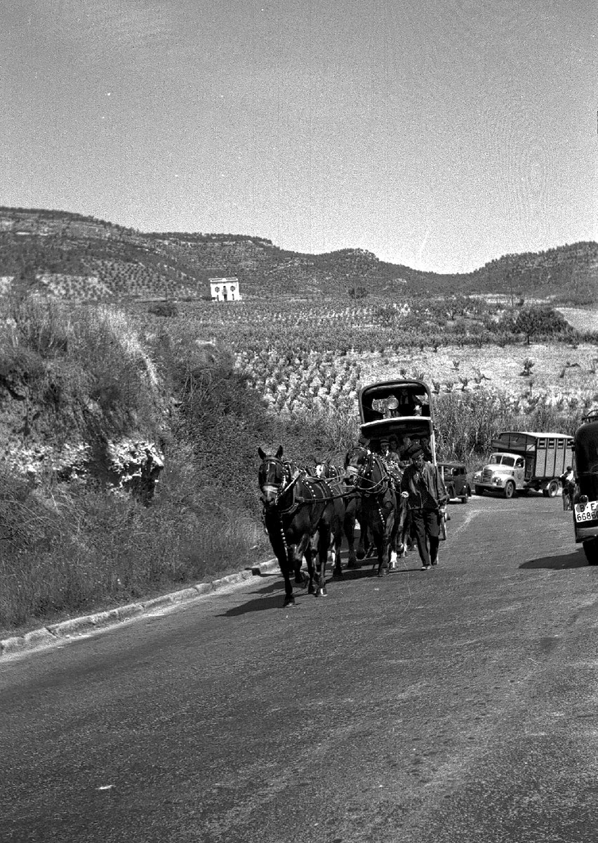 AnoiaHistorica's tweet image. Diligència igualadina a la carretera N.II al seu pas per Castellolí (1960)

📷: Família Torras Carvajal
Arxiu Nacional de Catalunya

#anoia #castelloli #historialocal #culturacatalana #Catalunya