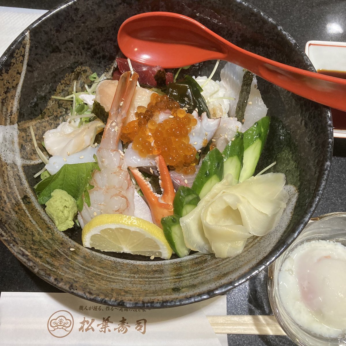 amasaki820's tweet photo. 本日、牧野の20年以上後輩である、#神戸大学 放送委員会 #KUBC の1回生、ななみさんが見学に来てくれました！そして、出演笑
今後、何かしら力を貸してくれそう！
急に出演させてしまったお詫び？に、 #松葉寿司 @matsubasushi さんのランチにお連れしました！！
写真は牧野の #大漁丼 https://t.co/KC6FC9C9Gk