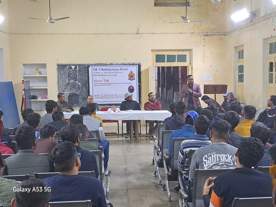 srk_hostel's tweet photo. An Alumni talk regarding studying opportunities in US commenced today on behalf of IAS, BHU at our hostel.
Special thanks to Dr. Prakash Kumar Jha for highlighting our evening.
Thanking all the respected wardens, guests, and Student Advisor Sir for their auspicious presence. https://t.co/R6xbCRTl5P