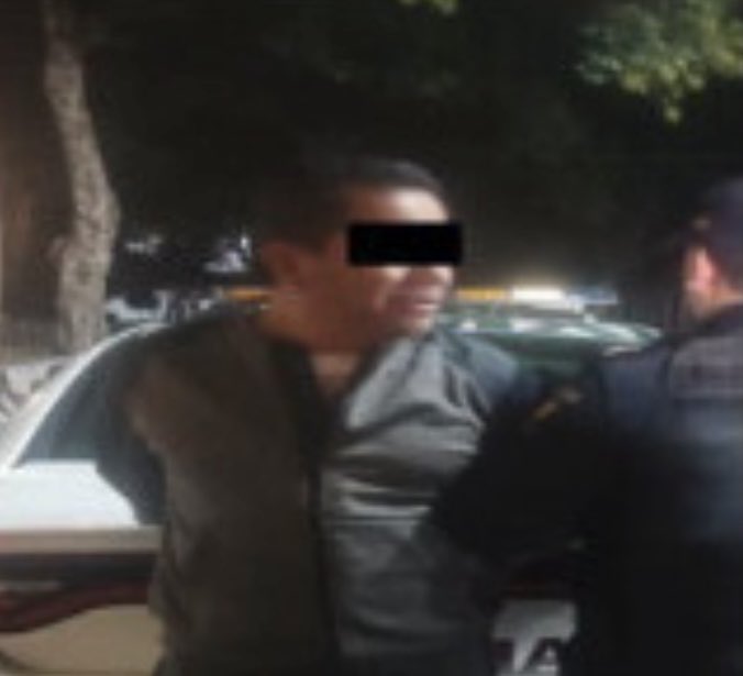siete_letras's tweet photo. Se pone loco y dispara a conductor:

Javier N, iba en esta camioneta Mercedes Benz cuando tuvo un altercado con otro conductor, lo persiguió y baleó. 

Ocurrió en Gutenberg y Heliodoro, Anzures, @AlcaldiaMHmx, donde policías interceptaron al agresor y lo detuvieron. https://t.co/lv1Ey7ARUB