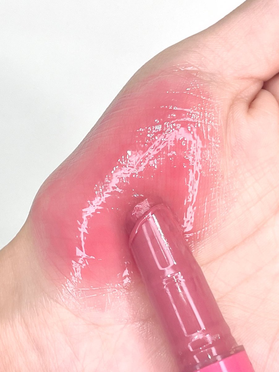 내가 에뛰드면 크래비티 성민을 모델로 씀 
요즘 유행인 토끼혀 립과 아주 흡사한 시럽글로시밤 로지라벤더 모델로 성민이를 쓸 거임