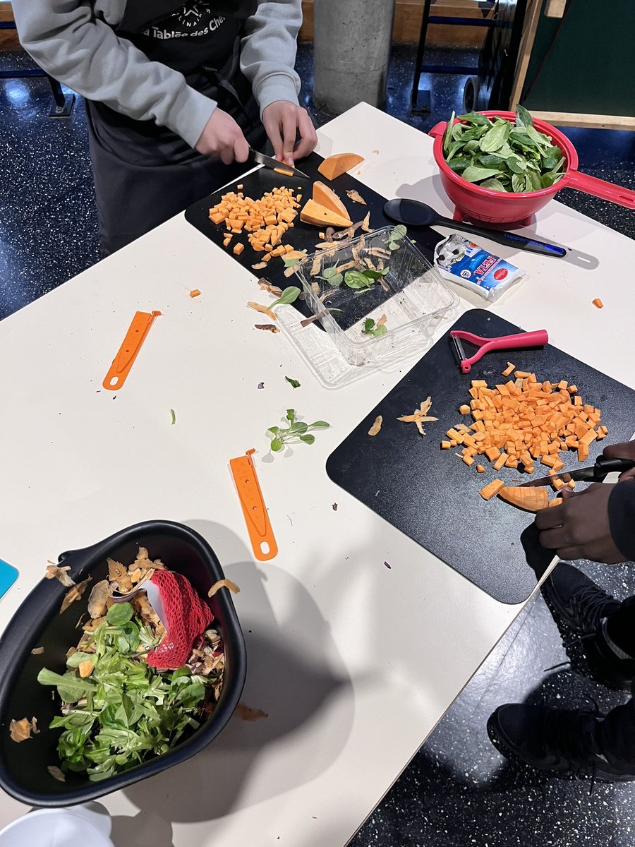 ClgMagellan's tweet photo. La tablée des chefs est avec nous aujourd’hui, au programme : préparation de  feuilletés de patates douces … #parcoursavenir https://t.co/MxgbFFYWZ4
