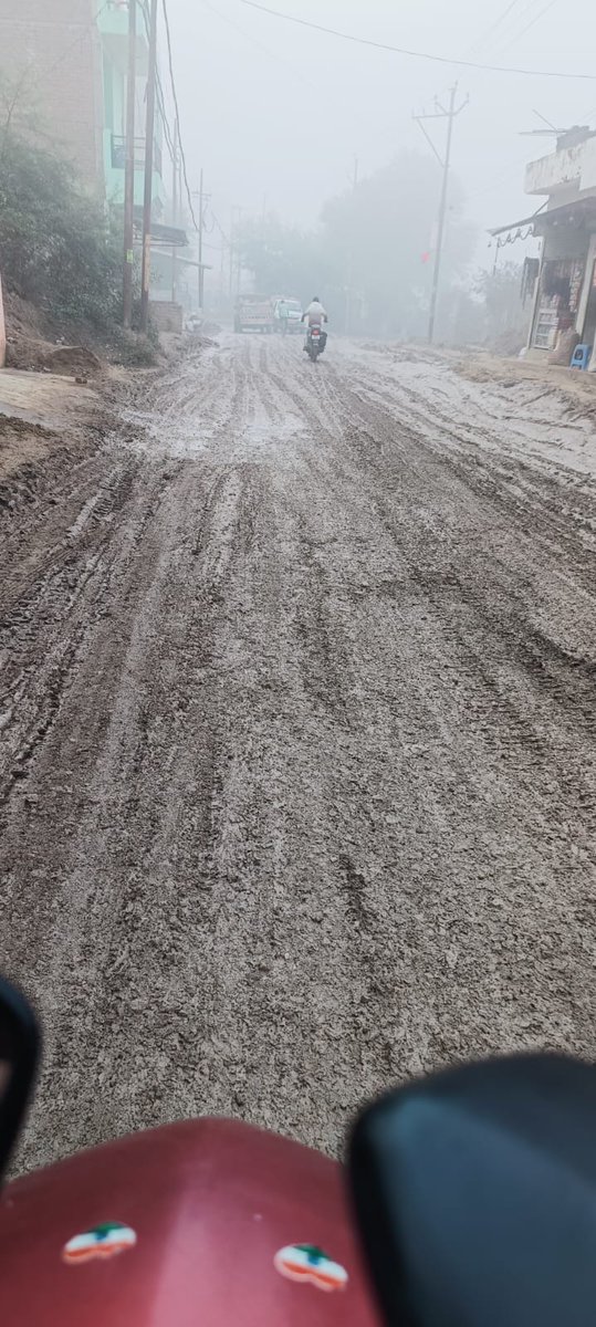 Sanav24's tweet photo. @narendramodi @myogiadityanath
Puri road Pani aur kichad se bhar jati hai aur bade bade gadhe bhi hai ....sir Mai apne Ghar me ek lauti kamne wali hu aur meri choti 4 behen hai , mujhe aane Jane me bohot hi dikkat hoti aur behno ko school bhi chodhne Jane me dikkat hoti hai https://t.co/ndz82KD3zX