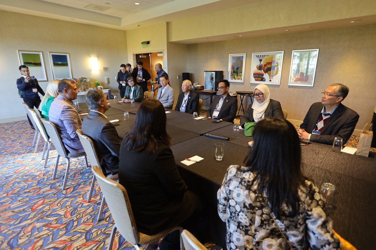 #PCMACL2024: The meet and greet with PCMA's Leadership Team was a very good start to the morning. Smiles all around and we are excited for the next few days at PCMA Convening Leaders in San Diego! <a href="/ybkarimhamzah/">Dato Sri Abdul Karim Rahman Hamzah</a> #BESarawak #TribeLegacySarawak #PCMASarawak