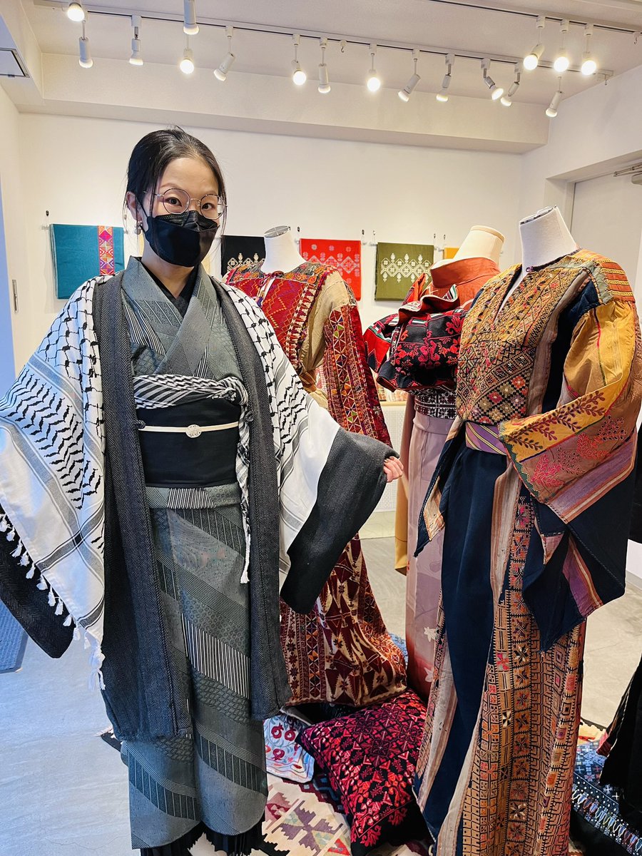 maki_ya0521's tweet photo. クフィーヤとベツレヘムパール帯留めと着物、シックなコーデのお客様🇵🇸👘🇯🇵

Japanese lady wearing Hirbawi kufiya ,mother of pearl carving from Bethlehem and kimono in Solidarity for Palestinian people🇵🇸👘🇯🇵 https://t.co/FefmU5Qm2y