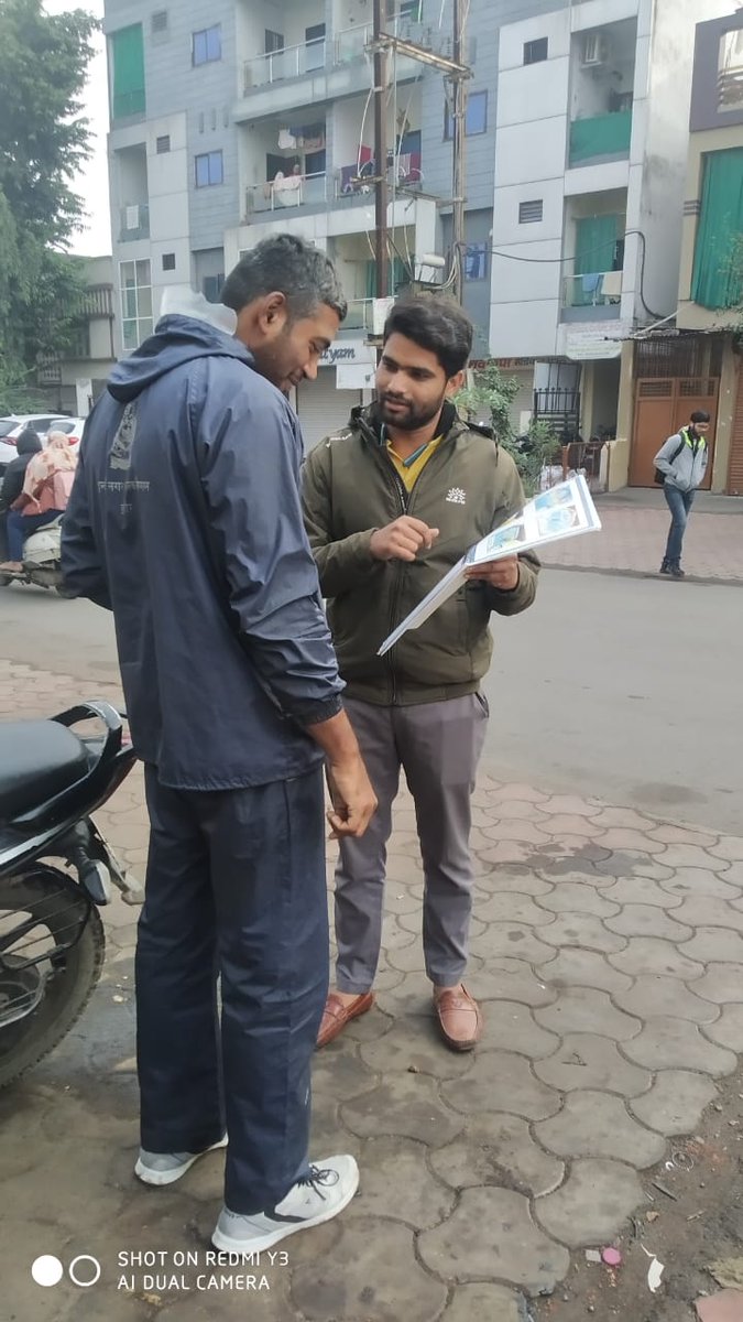 AshokD846's tweet photo. #MalariaFreeindia
#dengue
@indoreCollector
@HimanshuJayswar
@Daulat780Patel
@sksomya
@rajesh_amh
@Avdheshsingh
@santoshbhargav2
चितावद कंकड़ में चोपाल के दौरान लोगो को मॉड्यूल के माध्यम से पानी के कंटेनर और गमलों में  लार्वा चैक करते हुए   डेंगू मलेरिया का रोकथाम की जानकारी दी गई https://t.co/7RnHylursP