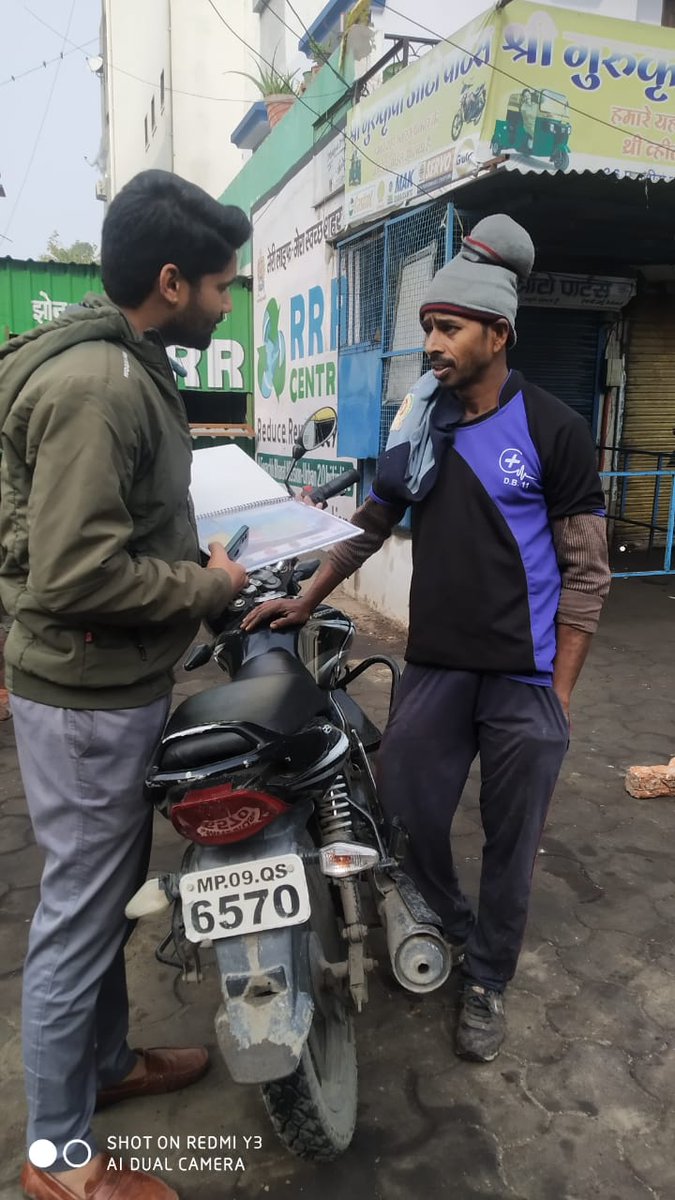 AshokD846's tweet photo. #MalariaFreeindia
#dengue
@indoreCollector
@HimanshuJayswar
@Daulat780Patel
@sksomya
@rajesh_amh
@Avdheshsingh
@santoshbhargav2
चितावद कंकड़ में चोपाल के दौरान लोगो को मॉड्यूल के माध्यम से पानी के कंटेनर और गमलों में  लार्वा चैक करते हुए   डेंगू मलेरिया का रोकथाम की जानकारी दी गई https://t.co/7RnHylursP