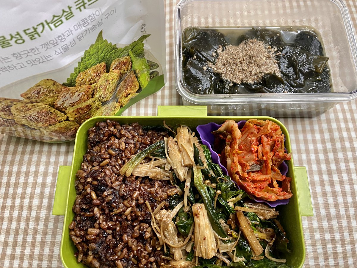 시금치 팽이 볶음 덮밥, 김치, 이노센트 식물성 큐브, 들깨가루 넣은 미역국입니다~
오늘 밥은 꽤 호화롭죠😜
내일은 어떨란지..^ㅅ^
아무튼 밥 챙겨드시고 좋은 저녁 보내시길 바랍니다〰️