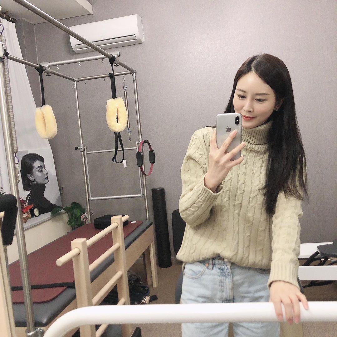 생각이 많을 때는 영화를 보고 가슴이 굳을 때는 음악을 듣고 마음이 가난할 때는 책을 읽는다. 영화는 다른 세계로 이끌어 생각을 멈추고 음악은 온기를 불어넣어 가슴을 녹이고 책은 양분을 공급하여 마음을 비옥하게 한다.