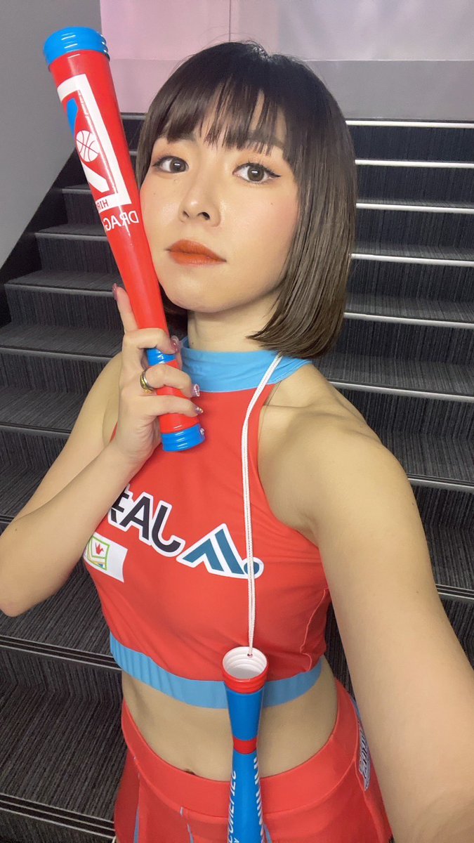 flex_cheer's tweet photo. 皆さんこんばんは！🌝
HAMAYUです🙇🏻‍♀️✨
年始の広島ドラゴンフライズホーム戦に足を運んでいただいた皆様、ありがとうございました🙇🏻‍♀️👏
2連勝という事で会場もすごく盛り上がりました😭❤️‍🔥
2024年の出だし絶好調です🥺👏
今年も私たちと一緒に熱い応援を、どうぞよろしくお願いいたします🙇🏻‍♀️🔥🔥 https://t.co/vY2aSavAvj