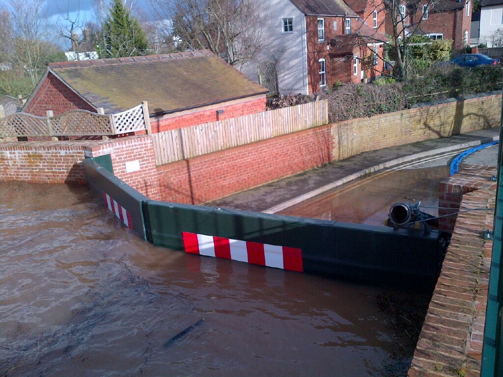 As the waters recede on another monster flood, thousands of homes and businesses along the Severn and Wye remain dry thanks to flood defences. They work. But they’re not the answer to future flooding and are creating a false sense of security. A (long!) 🧵