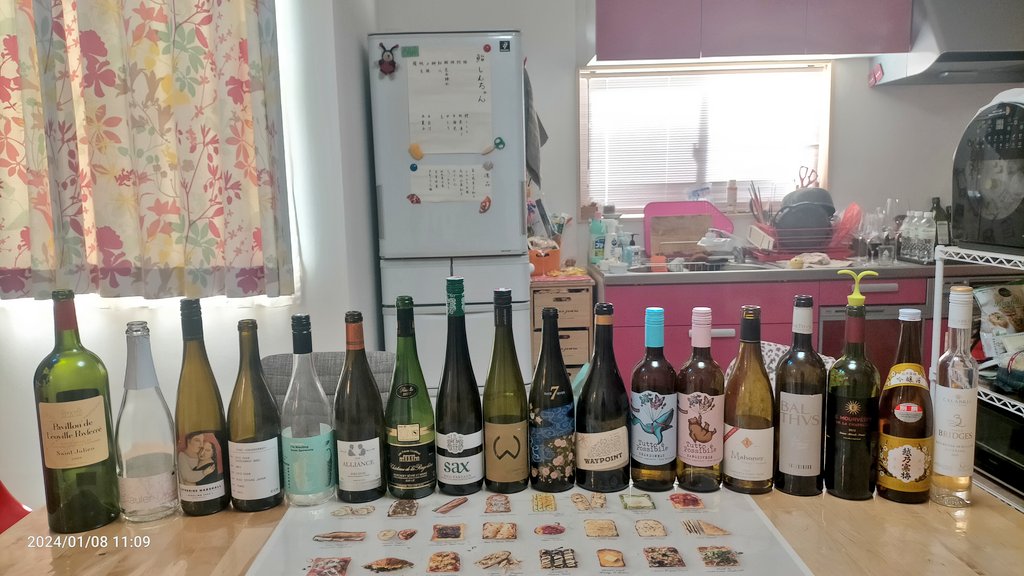 TS_mn's tweet photo. 新年会「お寿司とワインの会」で
鯵、鰯、鰊、真鯛昆布締め、〆鯖、帆立、
サーモン、鰹（たたき＆漬）、
中トロ、大トロ、バクダン軍艦、たまご
を握りました🍣
大根の肉乗せと赤出汁で終わり。

握りは助っ人にも手伝ってもらいなんとか12人分を完走。
（美味かった…） https://t.co/3XV9U3adZX