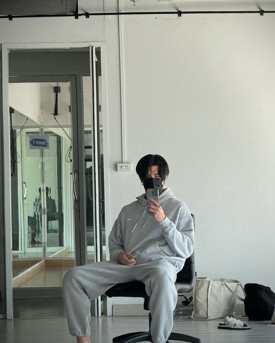 brightscat's tweet photo. p'joss wearing astrostuffs essentials fall 2022 hoodie and joggers, we also spotted astrostuffs disney 100 totebag behind him 😊
➡️ https://t.co/ezlYMTduZD
#Disney100CollectionByASTROStuffs
#ASTROStuffsEssentialsFall22
#astrostuffs
#bbrightvc
#JossWayar https://t.co/VLzK55LiqV