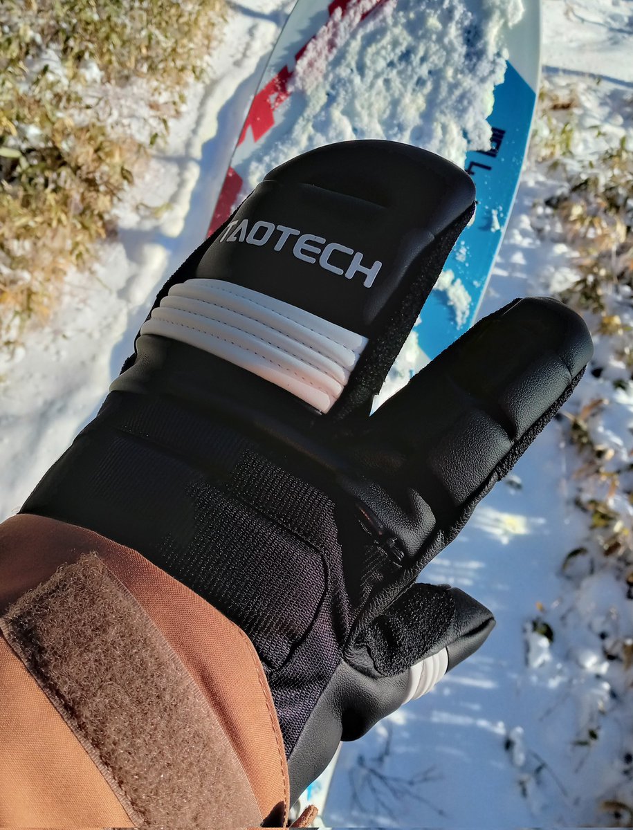 nora_toraneko's tweet photo. 昨日、冬スポで買ったグローブ、TaoTechのミトンから人差し指だけ離れた形のやつで、工具使ったりする時に良さそうと思ったが…結局作業用手袋にはめ直したほう早く、自分がずくなし(面倒くさがり)なだけ…
でも丈夫そうだしグリップもしっかり握れるからOK。つまめるって便利
#TaoTech
#snowscoot https://t.co/QGDr7uJRWf