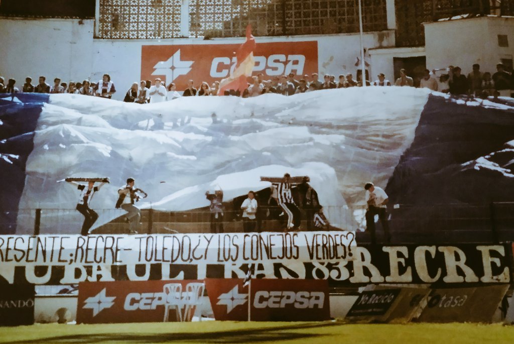 culturayesenzia's tweet photo. Frente Onuba viejo colombino.
#ultras #rcrh #pancarta #viejostiempos https://t.co/CwpK8QQNy4
