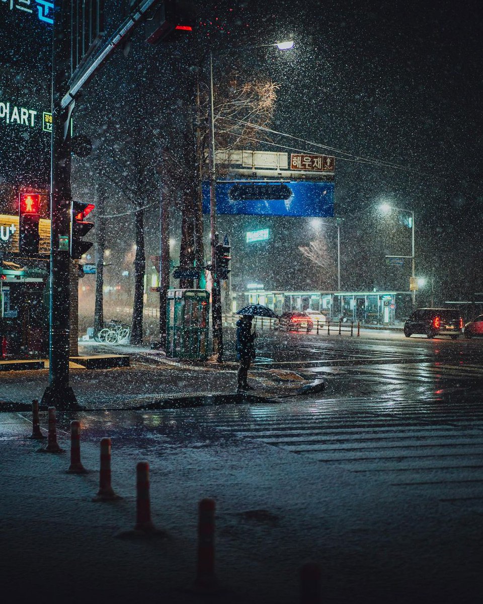 SongMinran's tweet photo. Stilled est la corde du luth après des heures de chant.
La fontaine est une pluie d'embruns arc-en-ciel,
Éclairé par la lune. Sur le sol jonché
Invité après invité, il s'endort ivre.
Les coupes à vin sont égouttées. La lumière vacillante de la lanterne
hidée. https://t.co/sqbDE5A1v4