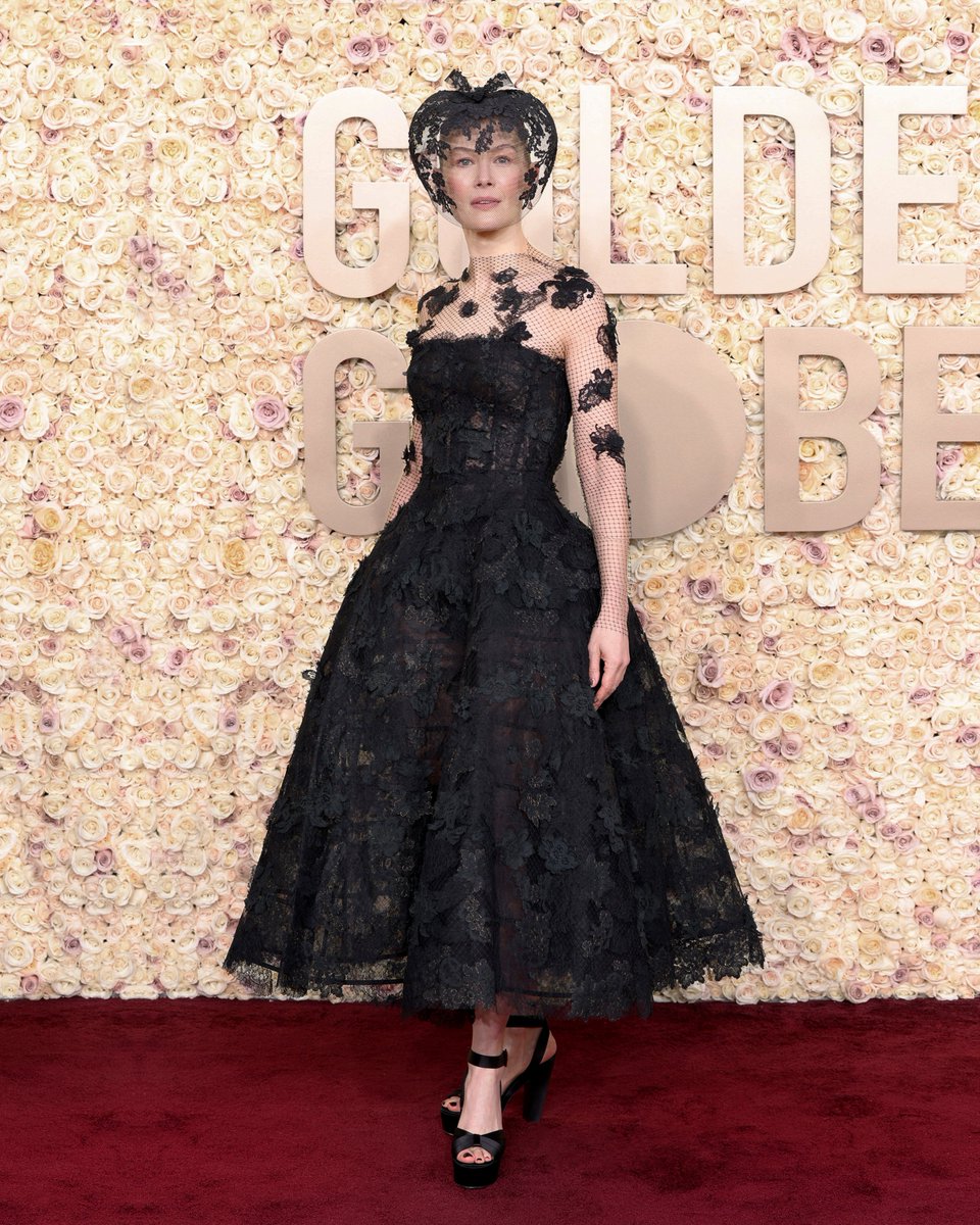 Dior's tweet photo. Delicately subtle.
At the @GoldenGlobes, House ambassador Elizabeth Debicki, draped in a silver tulle look, and actress Rosamund Pike, in a black gown with floral detailing, both showcased #DiorCouture by Maria Grazia Chiuri, exemplifying #DiorSavoirFaire with effortless grace.
#StarsinDior