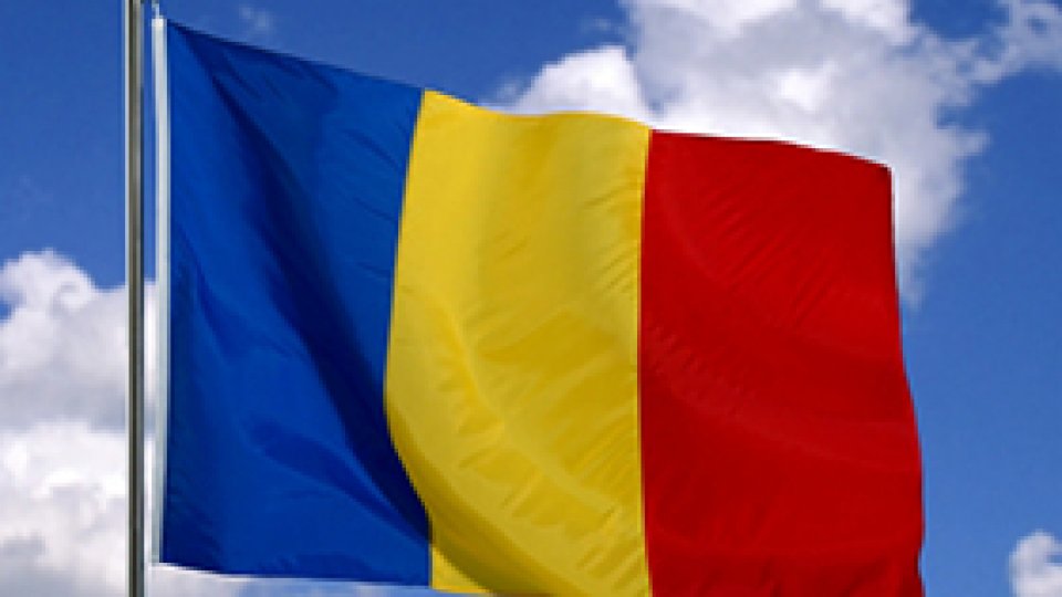 RRInternational's tweet photo. Preşedintele @KlausIohannis  a promulgat, luni, legea care prevede că #încălcarea interdicţiei de a adăuga pe #drapelul #României alte inscripţii  şi simboluri în afara celor aprobate prin lege se va sancţiona cu #amendă de la 10.000 la 20.000 de lei. https://t.co/BsYh9M5MZ6