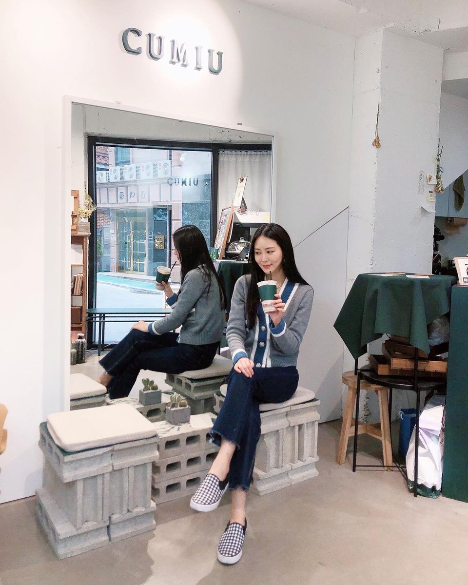 생각이 많을 때는 영화를 보고 가슴이 굳을 때는 음악을 듣고 마음이 가난할 때는 책을 읽는다. 영화는 다른 세계로 이끌어 생각을 멈추고 음악은 온기를 불어넣어 가슴을 녹이고 책은 양분을 공급하여 마음을 비옥하게 한다.