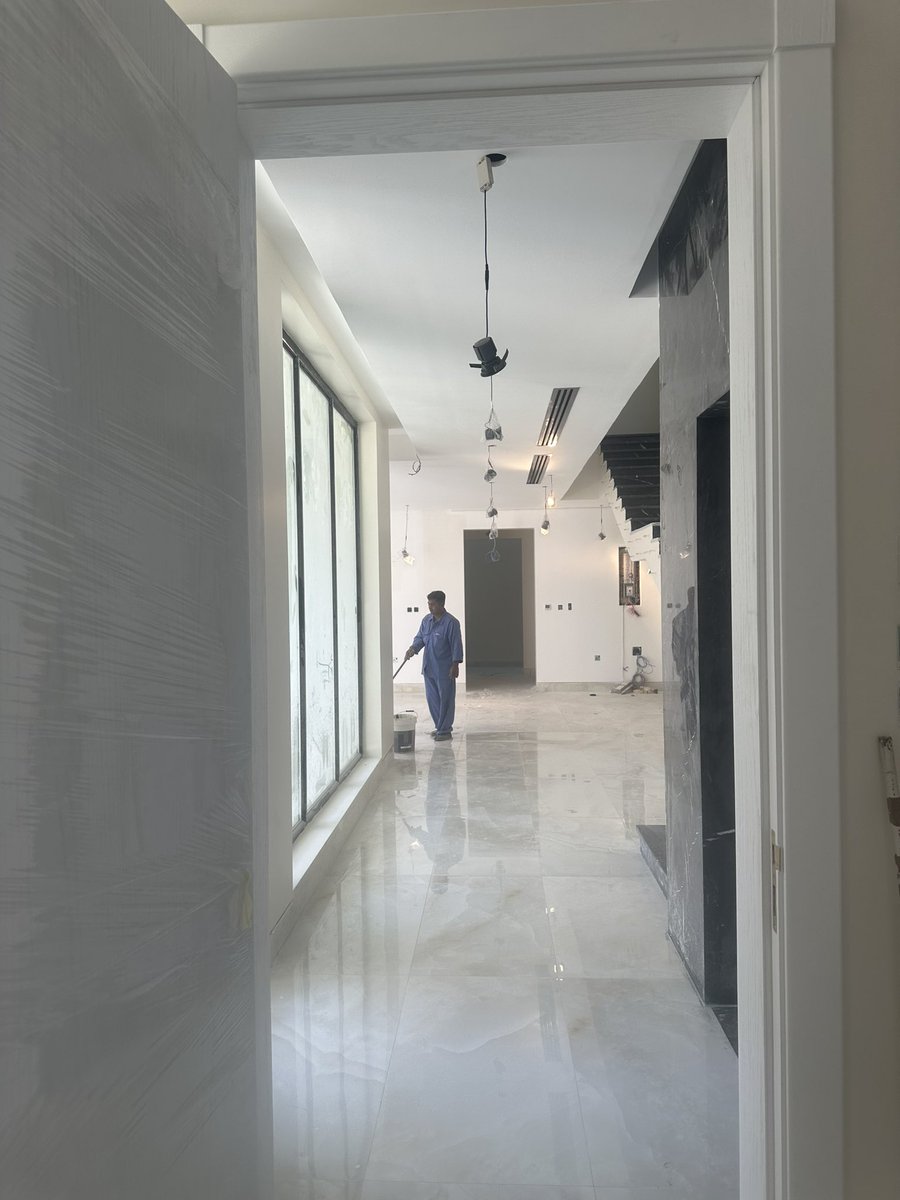 optilux_light's tweet photo. بحمد الله تم الإنتهاء من #مشروع تم تصميمه بما يتوافق مع المخطط الداخلي بإنارة مدروسة أساسها الإستدامة لحفظ الطاقة .. وفي هذه المرحلة النهائية وبعد الإنتهاء من مرحلة الصبغ للأسقف والتنظيف يتم فك غطاء #الإنارة بعد تغطيتها من رذاذ الصبغ وتثبت الإنارة بالسقف وتوجه على نقاط الجذب تمهيدا لوضع الأثاث ..
#تصميم_داخلي 
#تصميم_إنارة