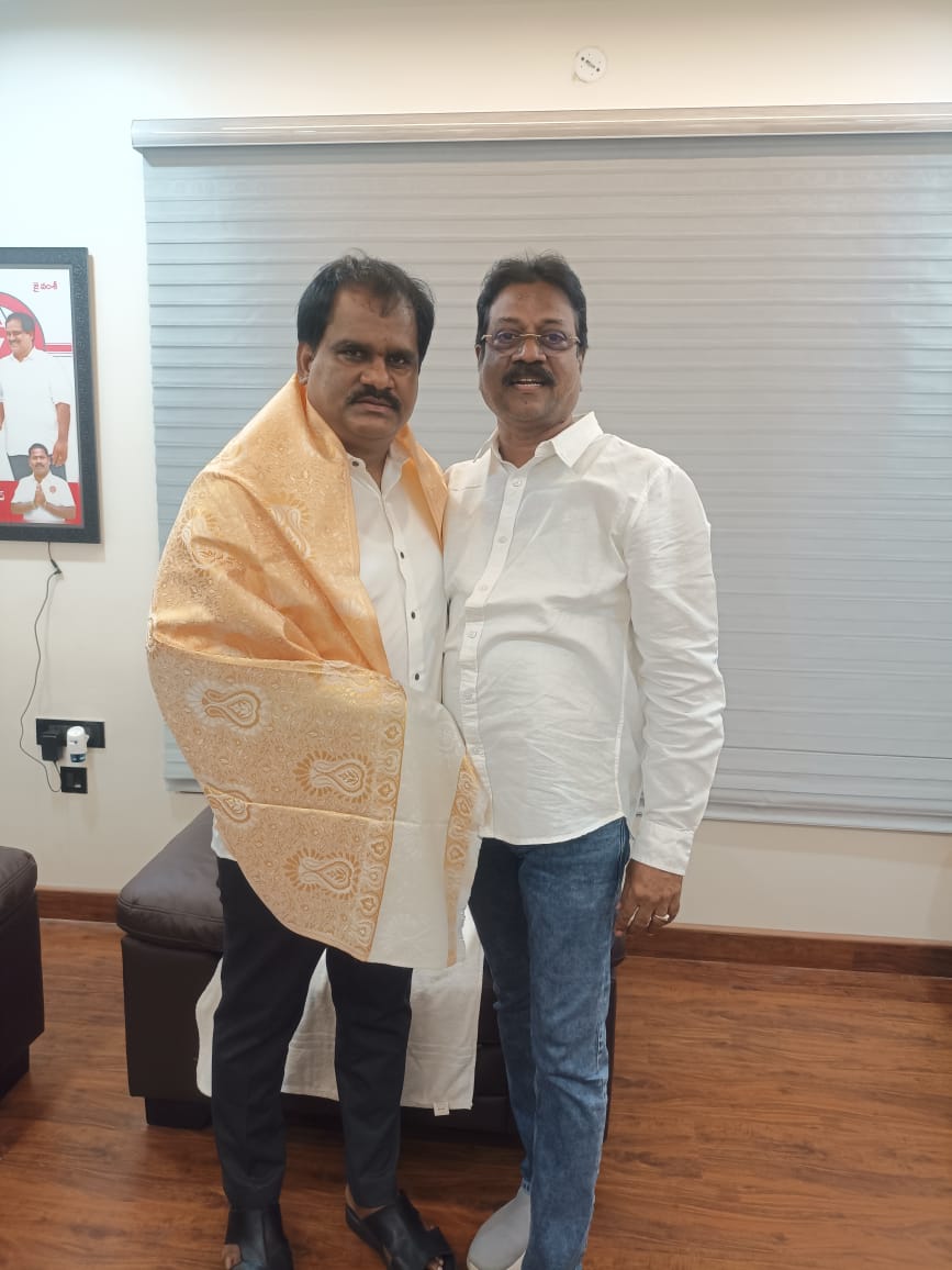 SANKU1333's tweet photo. My dear brother Vamsi Krishna, a warm welcome to Janasena Party. We worked in Prajarajyam the phase 1 of our power struggle and now Janasena is Phase 2 and final Phase to bring power to BC communities. Jai Janasena

@PawanKalyan https://t.co/L2aiEtlqUN